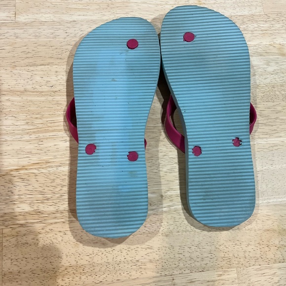 Size 7/8 Adorable flip flops. EUC. - Picture 4 of 7